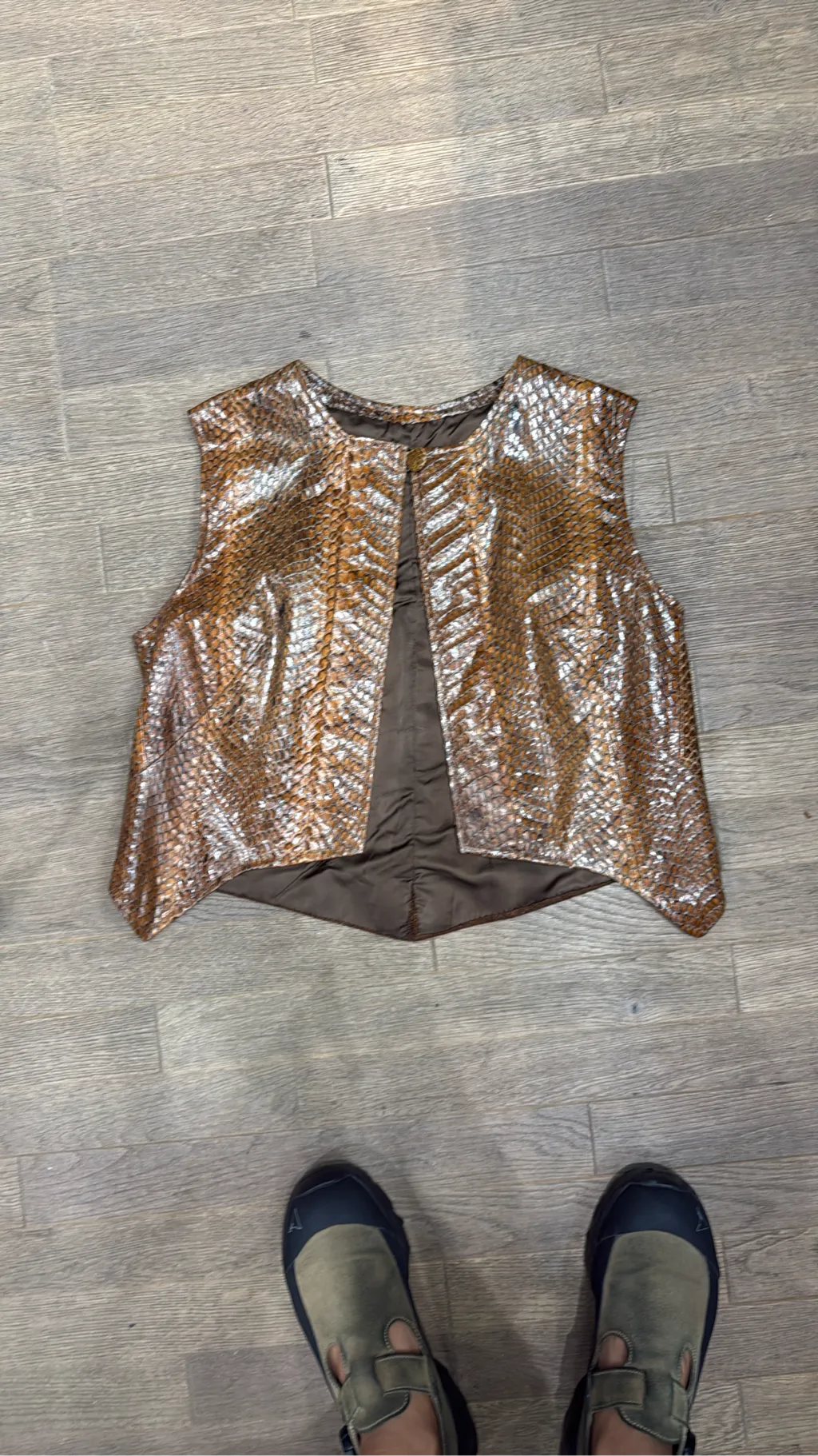 Gilet sans manches pour femme en python peau de serpent cuir et un dos marron uni en tissu texturé. 1