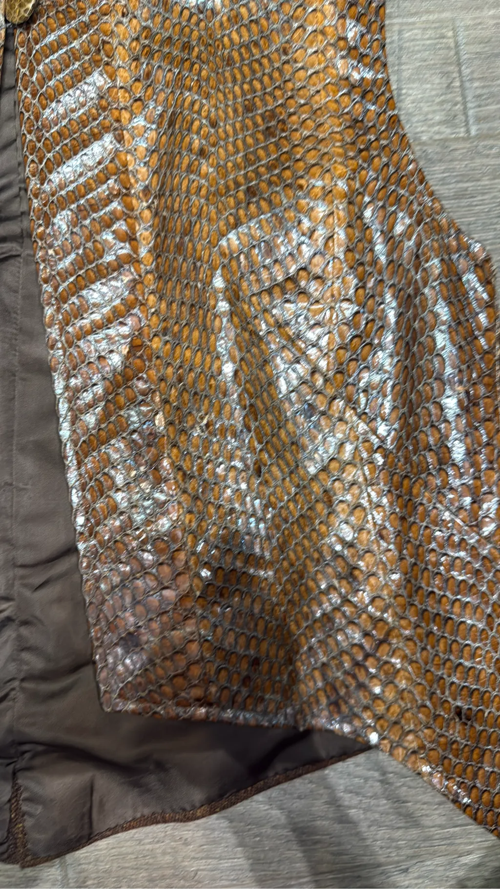 Gilet sans manches pour femme en python peau de serpent cuir et un dos marron uni en tissu texturé. 2