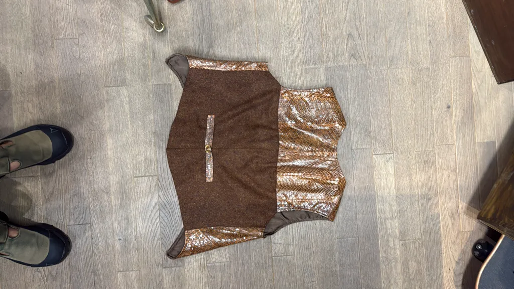 Gilet sans manches pour femme en python peau de serpent cuir et un dos marron uni en tissu texturé. 3