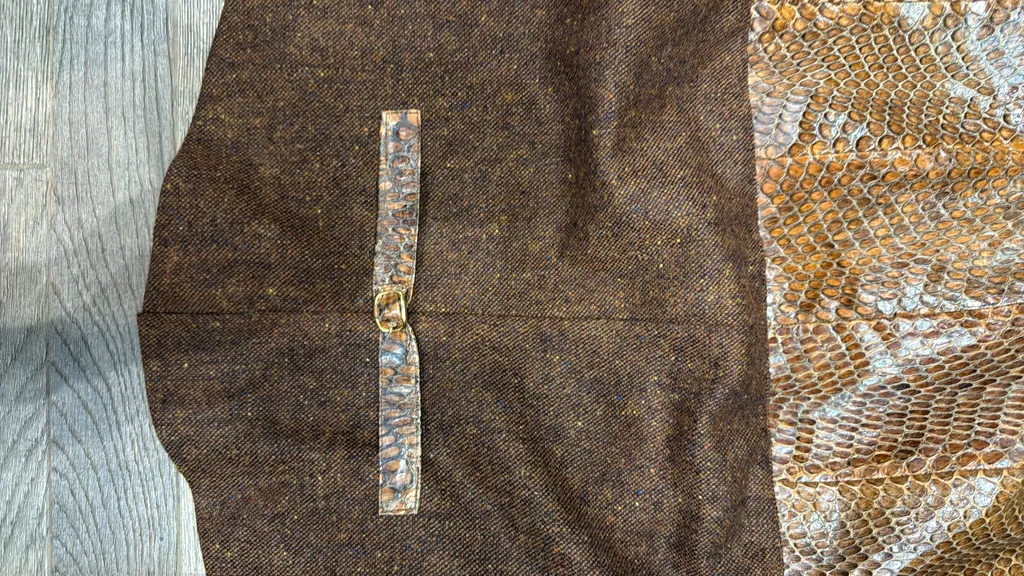 Gilet sans manches pour femme en python peau de serpent cuir et un dos marron uni en tissu texturé. 4