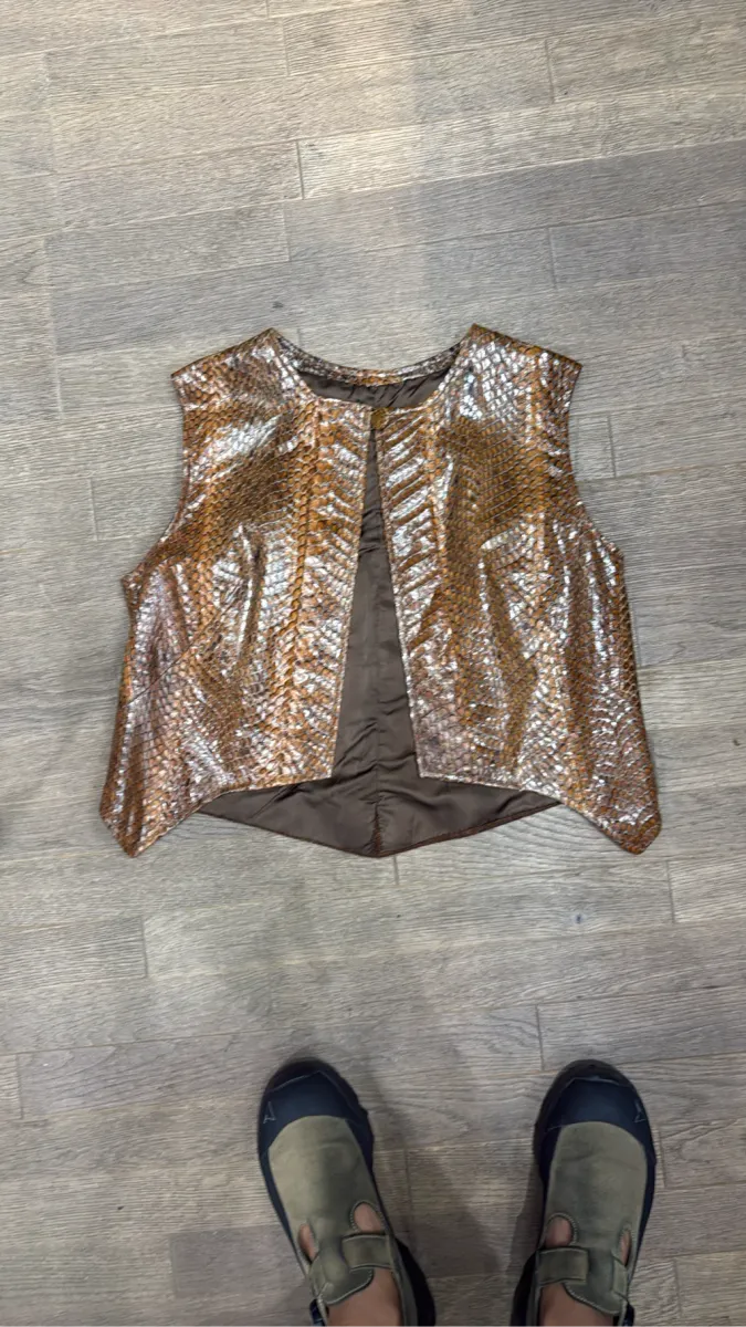 Gilet sans manches pour femme en python peau de serpent cuir et un dos marron uni en tissu texturé. 2