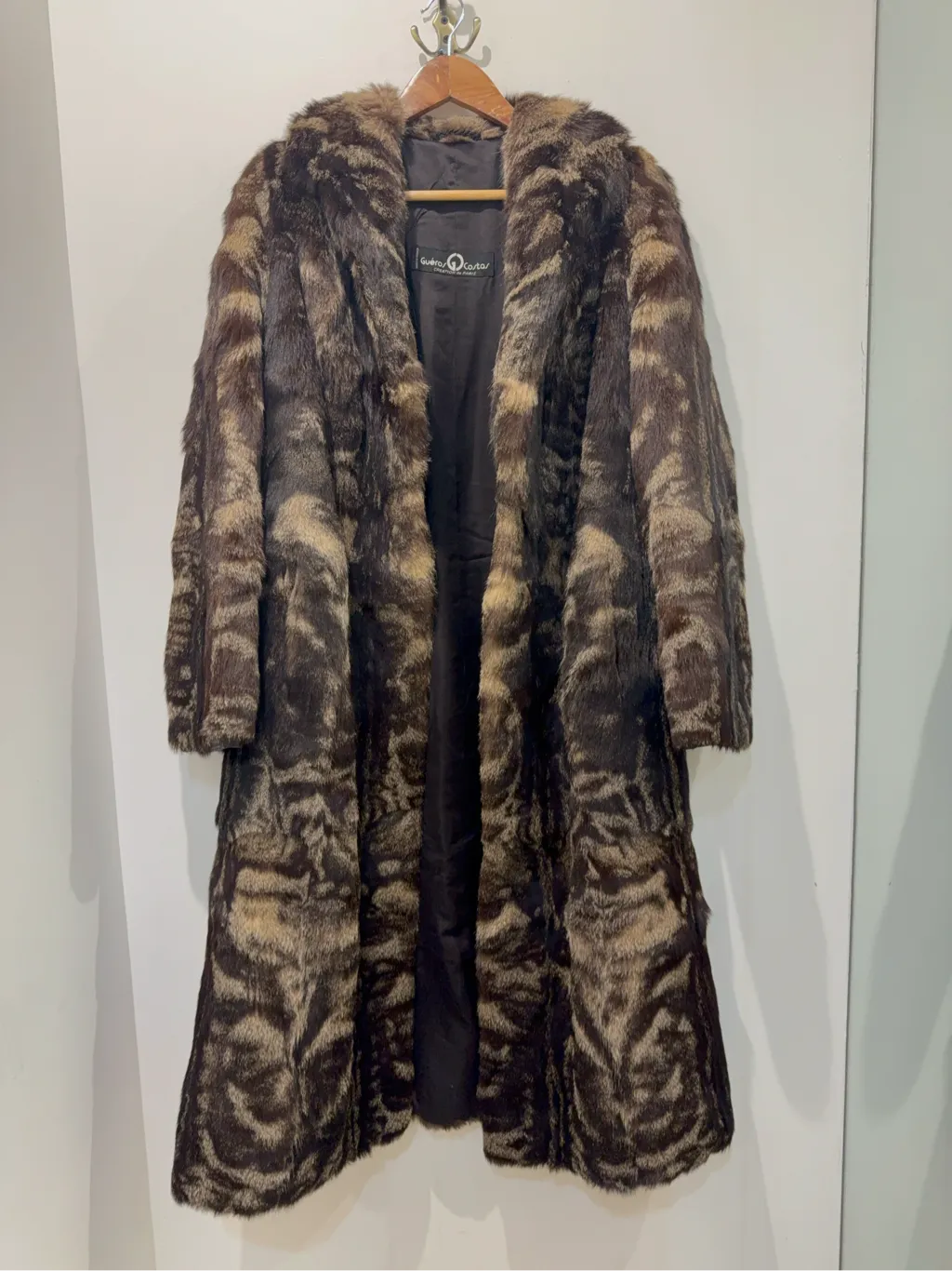 Manteau long en fourrure naturelle marron et beige à motif animalier de la marque Guéros Costas.