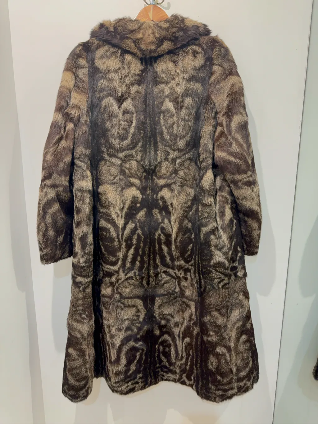 Manteau long en fourrure naturelle marron et beige à motif animalier de la marque Guéros Costas. 2