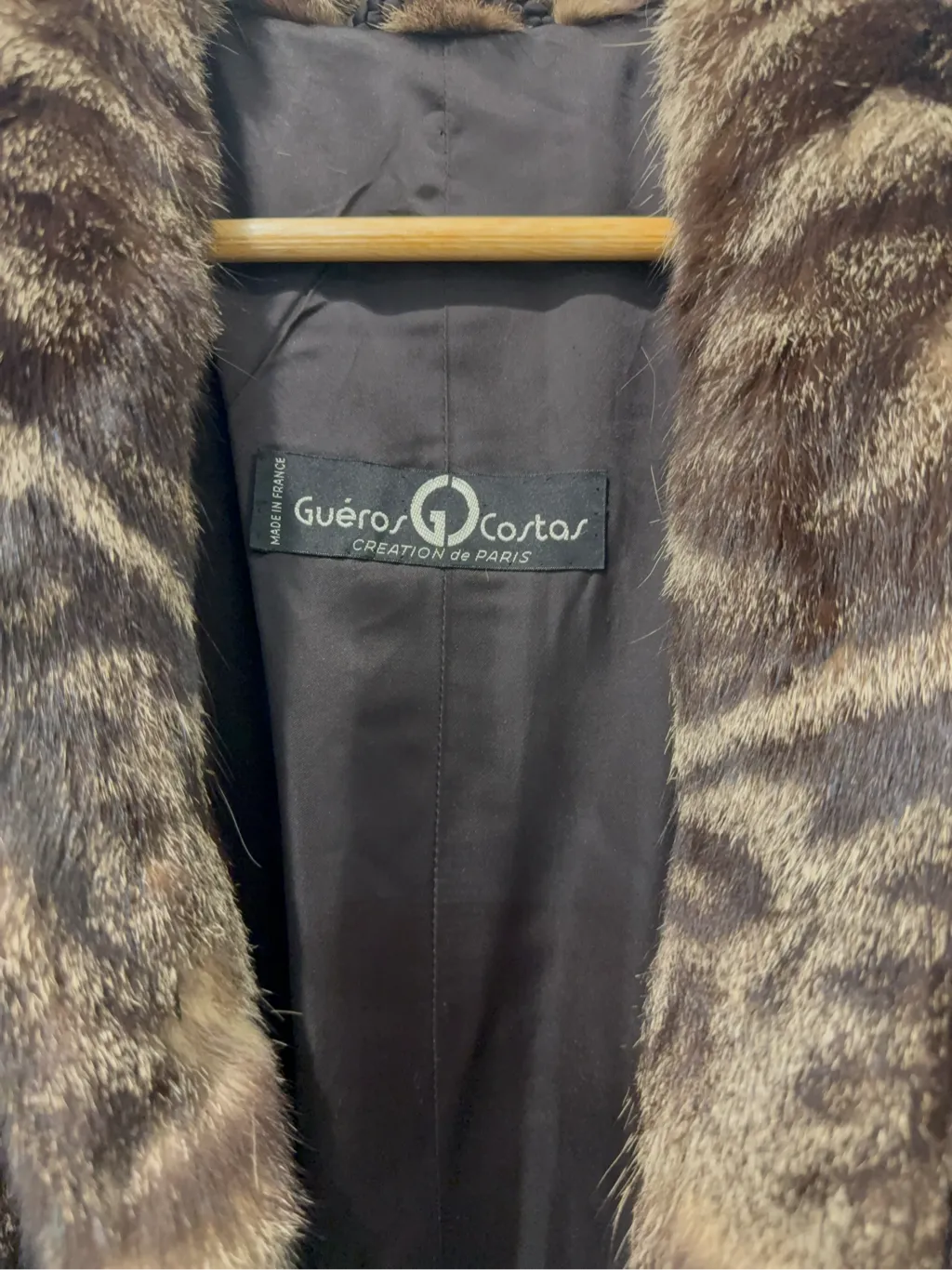 Manteau long en fourrure naturelle marron et beige à motif animalier de la marque Guéros Costas. 3