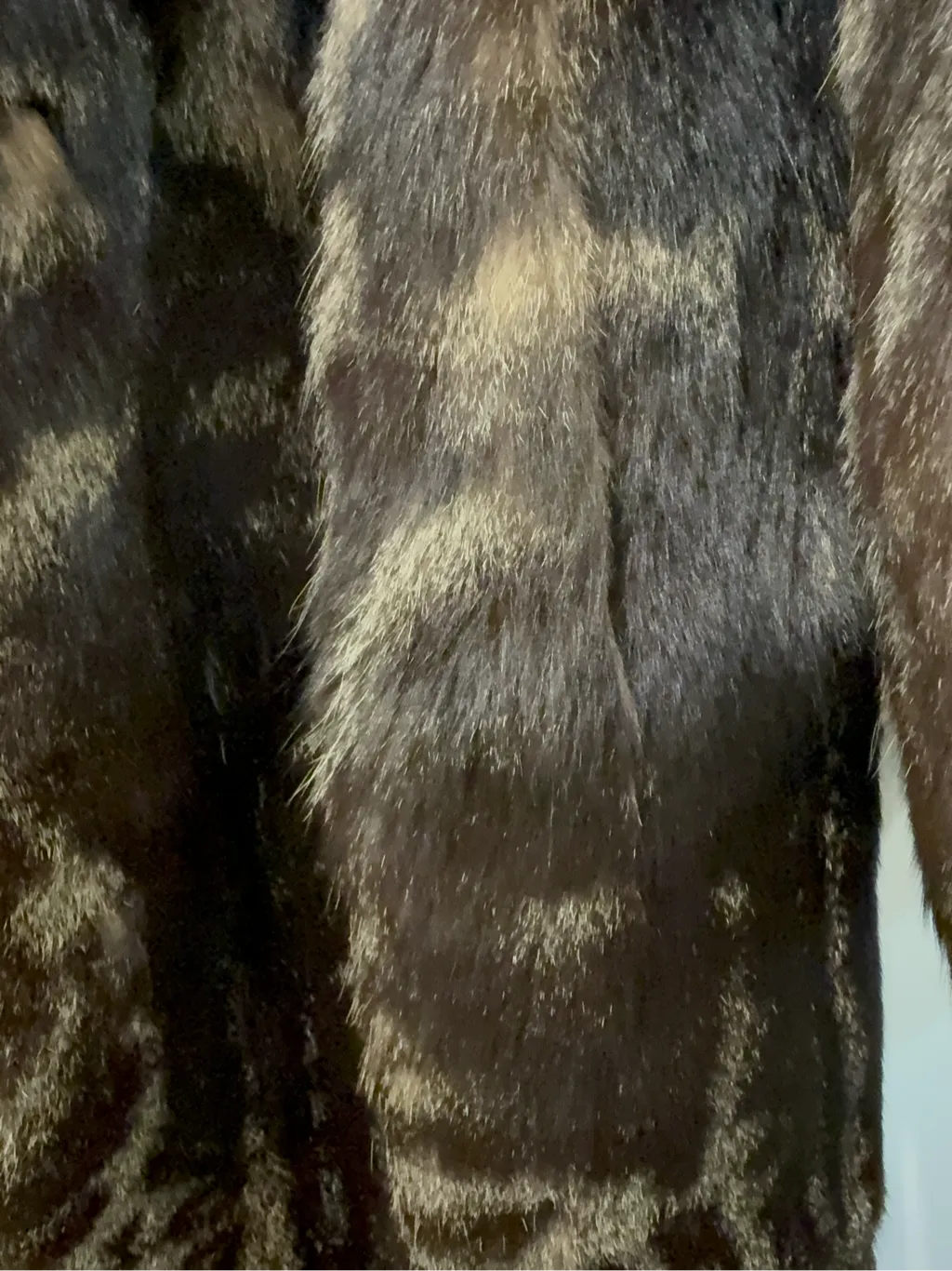Manteau long en fourrure naturelle marron et beige à motif animalier de la marque Guéros Costas. 4