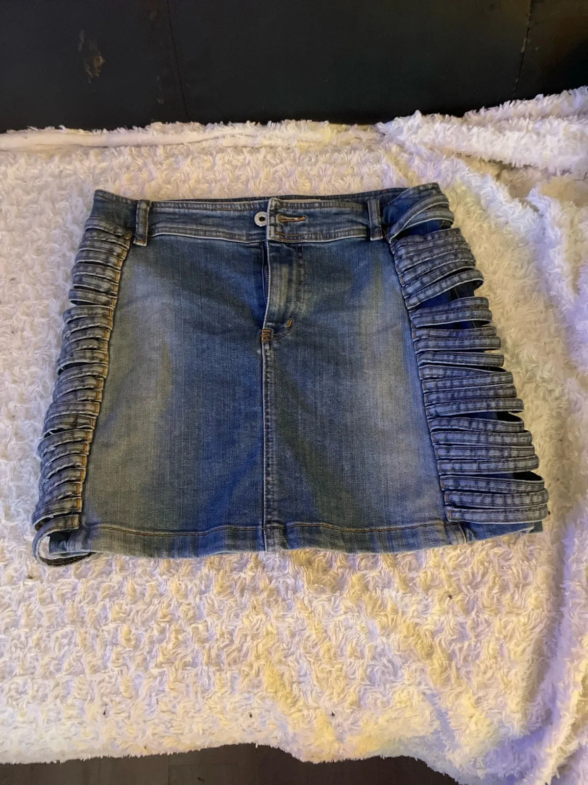 Moschino skirt in blue, a piece from the playful Italian house. Very good condition. Size M (38). 1
