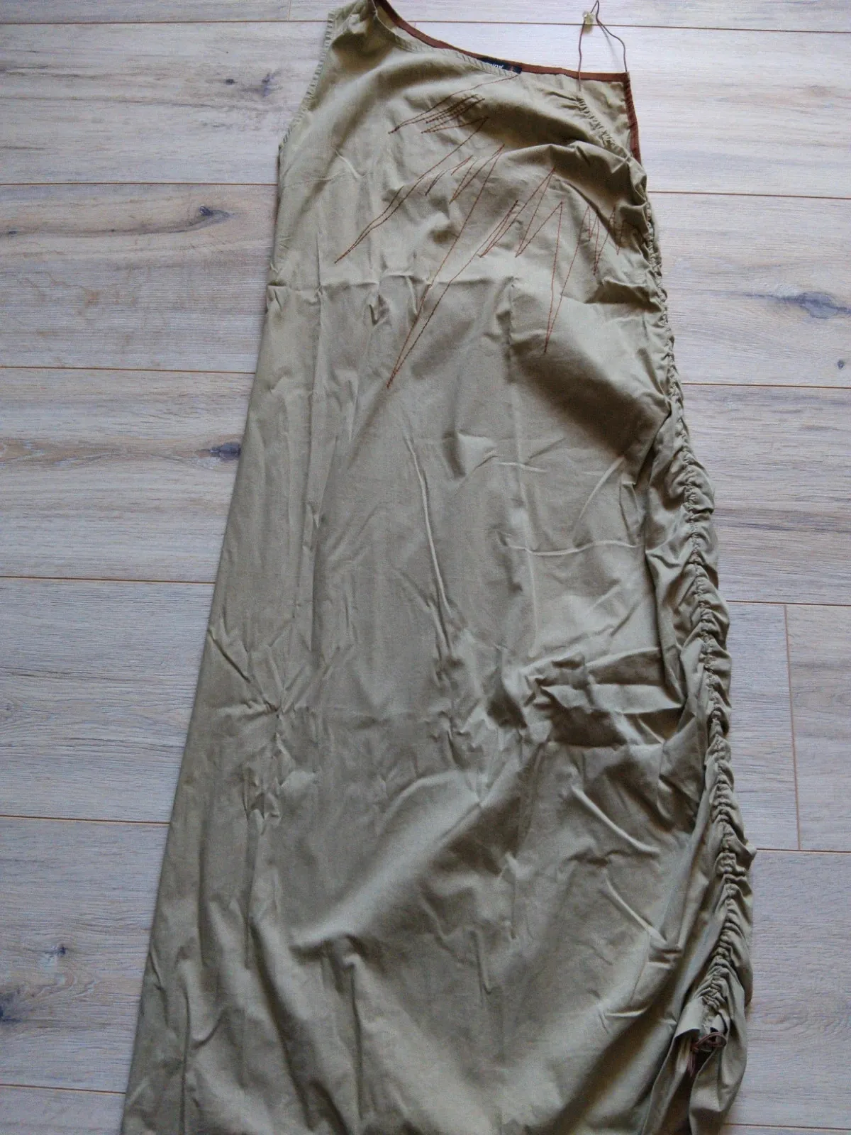 Fitted cut
Slightly asymmetric
Mid-calf length
