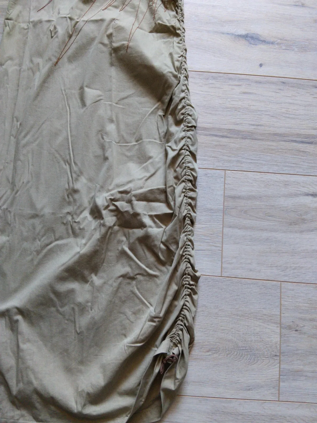 Fitted cut
Slightly asymmetric
Mid-calf length 3