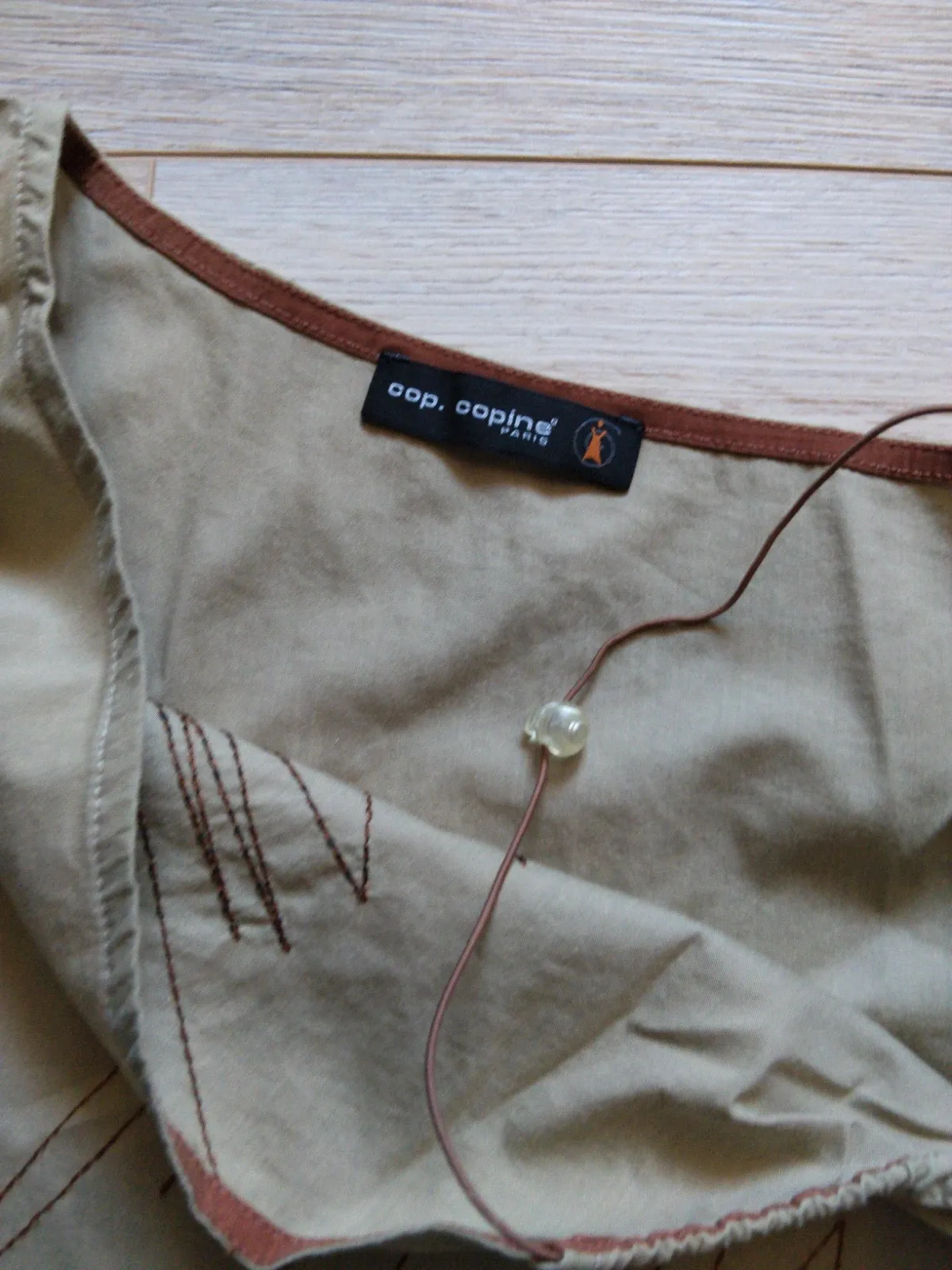 Fitted cut
Slightly asymmetric
Mid-calf length 5