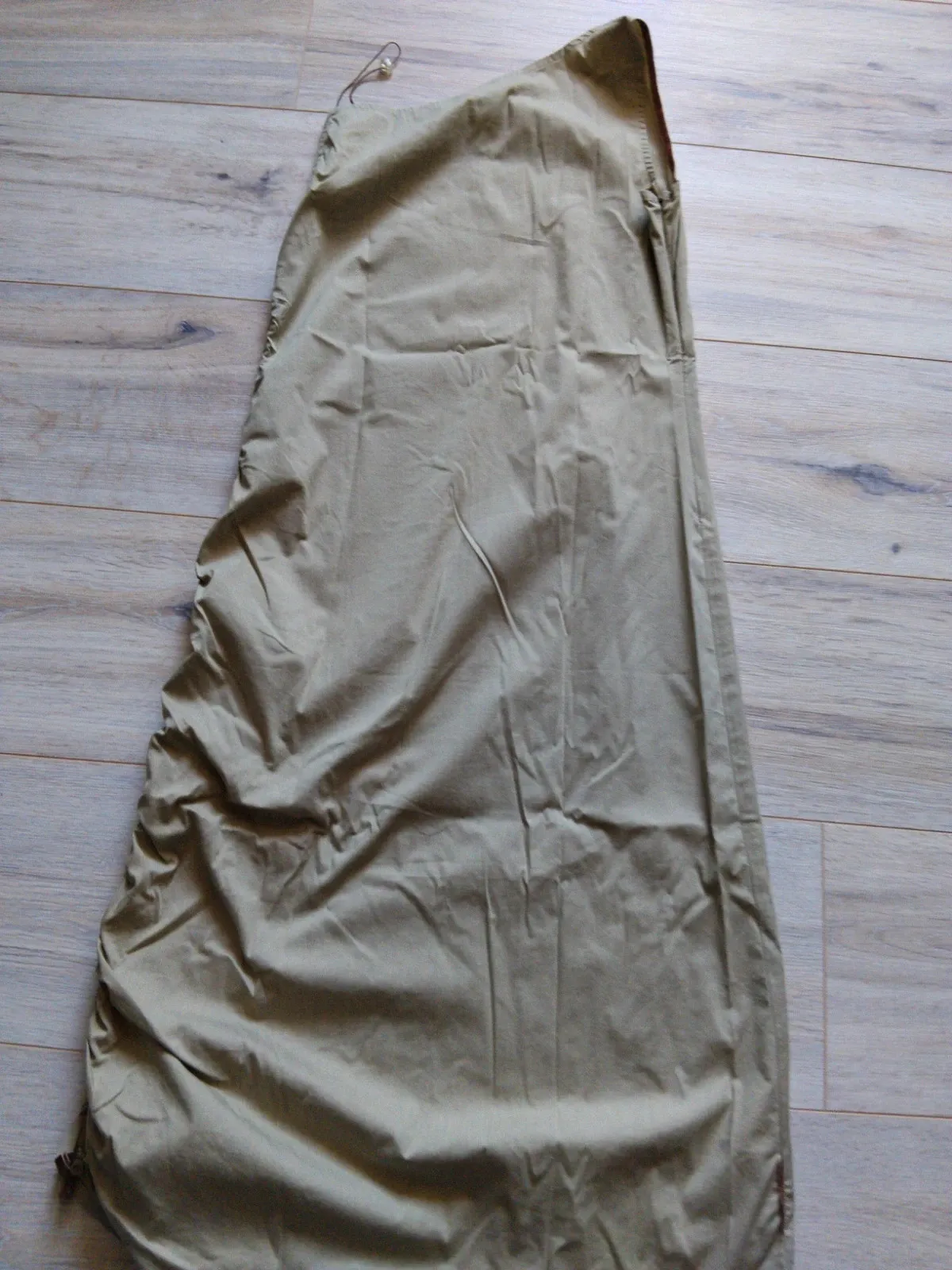 Fitted cut
Slightly asymmetric
Mid-calf length 6