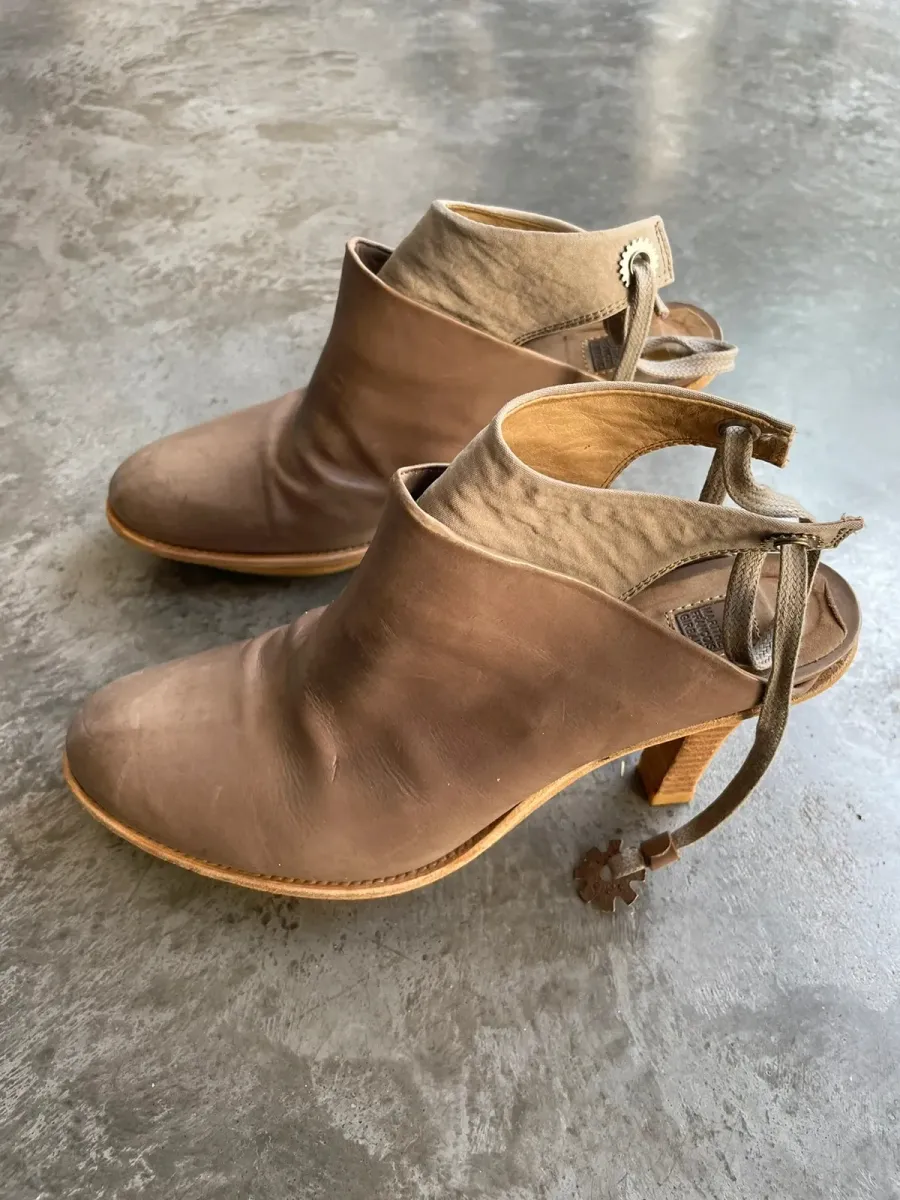 Escarpins Marithé + François Girbaud en beige et marron, coloris taupe. Pièce vintage de créateur. Pointure 39. 2