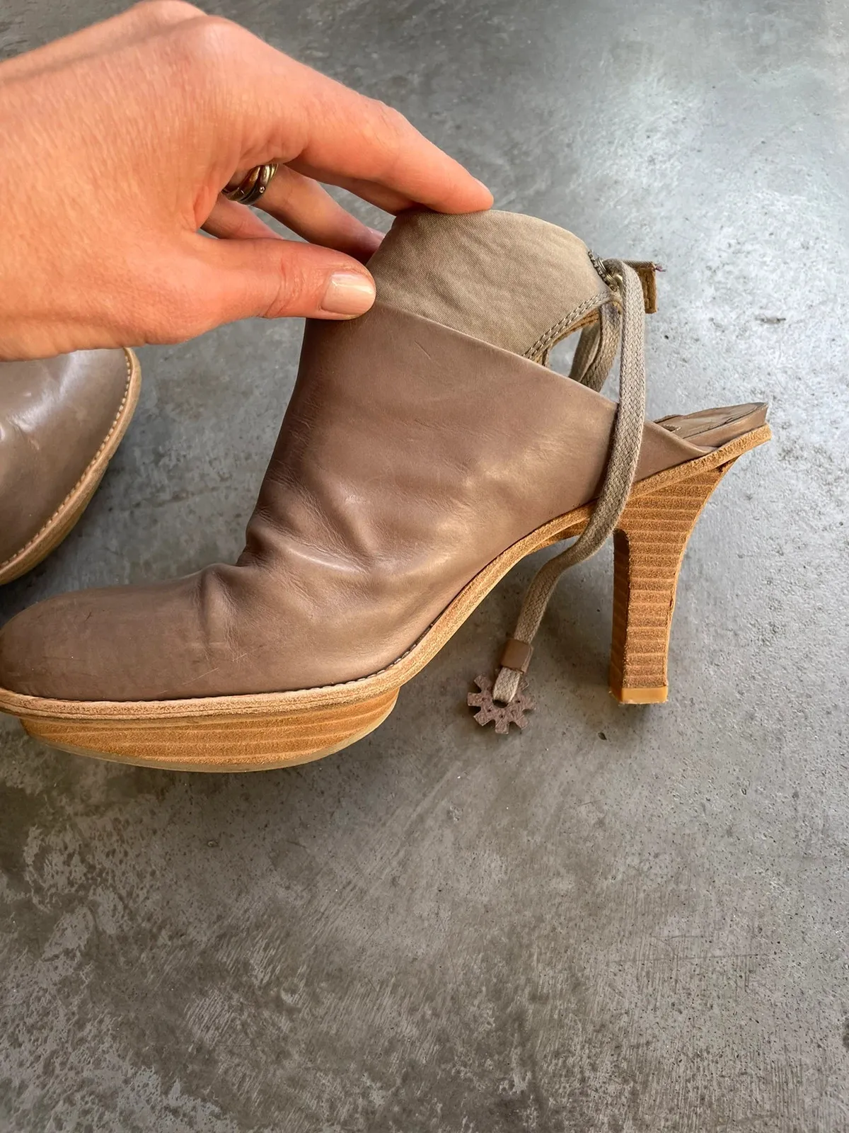 Marithé + François Girbaud pumps in beige and brown, taupe shade. Vintage designer piece. Size 39. 3