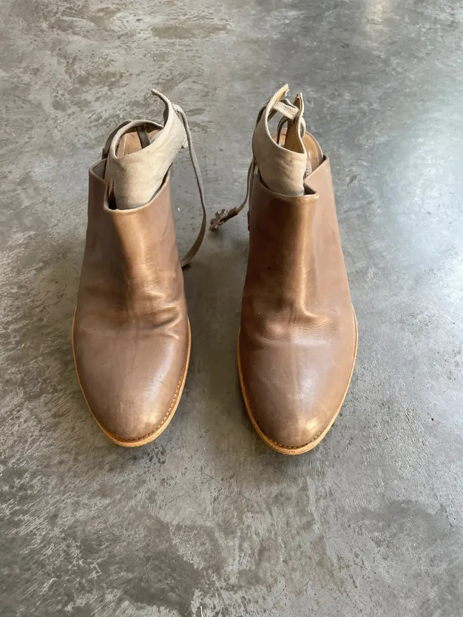 Escarpins Marithé + François Girbaud en beige et marron, coloris taupe. Pièce vintage de créateur. Pointure 39.