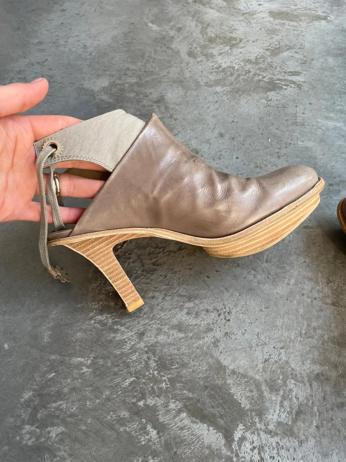 Marithé + François Girbaud pumps in beige and brown, taupe shade. Vintage designer piece. Size 39. 4