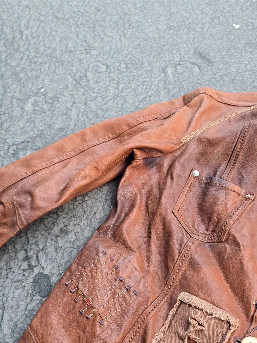 Veste en cuir patchwork 
gopecore avant-garde nouvelle vague Y2K  us 50 60 70 brutaliste organique vintage og 90  archives  vintage designer marithé   japanese fashion japan  tokyo  techwear avant garde oversized deconstructed asymmetric tailored utility selvedge washed  patchwork statement rare iconic collector archive fashion archives  2000s high fashion luxury experimental 7