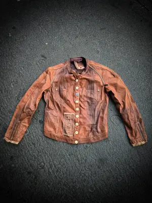 Veste en cuir patchwork 
gopecore avant-garde nouvelle vague Y2K  us 50 60 70 brutaliste organique vintage og 90  archives  vintage designer marithé   japanese fashion japan  tokyo  techwear avant garde oversized deconstructed asymmetric tailored utility selvedge washed  patchwork statement rare iconic collector archive fashion archives  2000s high fashion luxury experimental