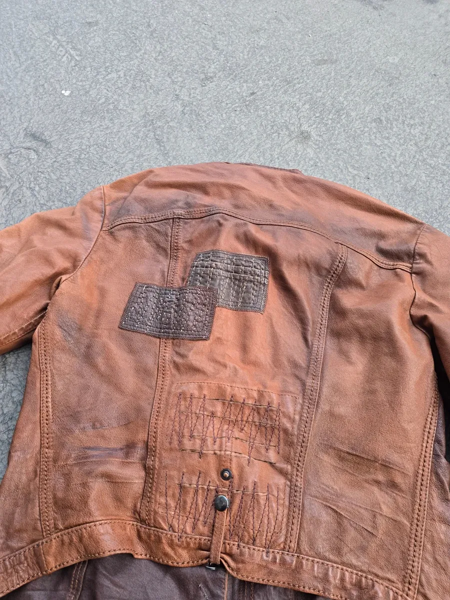 Veste en cuir patchwork 
gopecore avant-garde nouvelle vague Y2K  us 50 60 70 brutaliste organique vintage og 90  archives  vintage designer marithé   japanese fashion japan  tokyo  techwear avant garde oversized deconstructed asymmetric tailored utility selvedge washed  patchwork statement rare iconic collector archive fashion archives  2000s high fashion luxury experimental 2