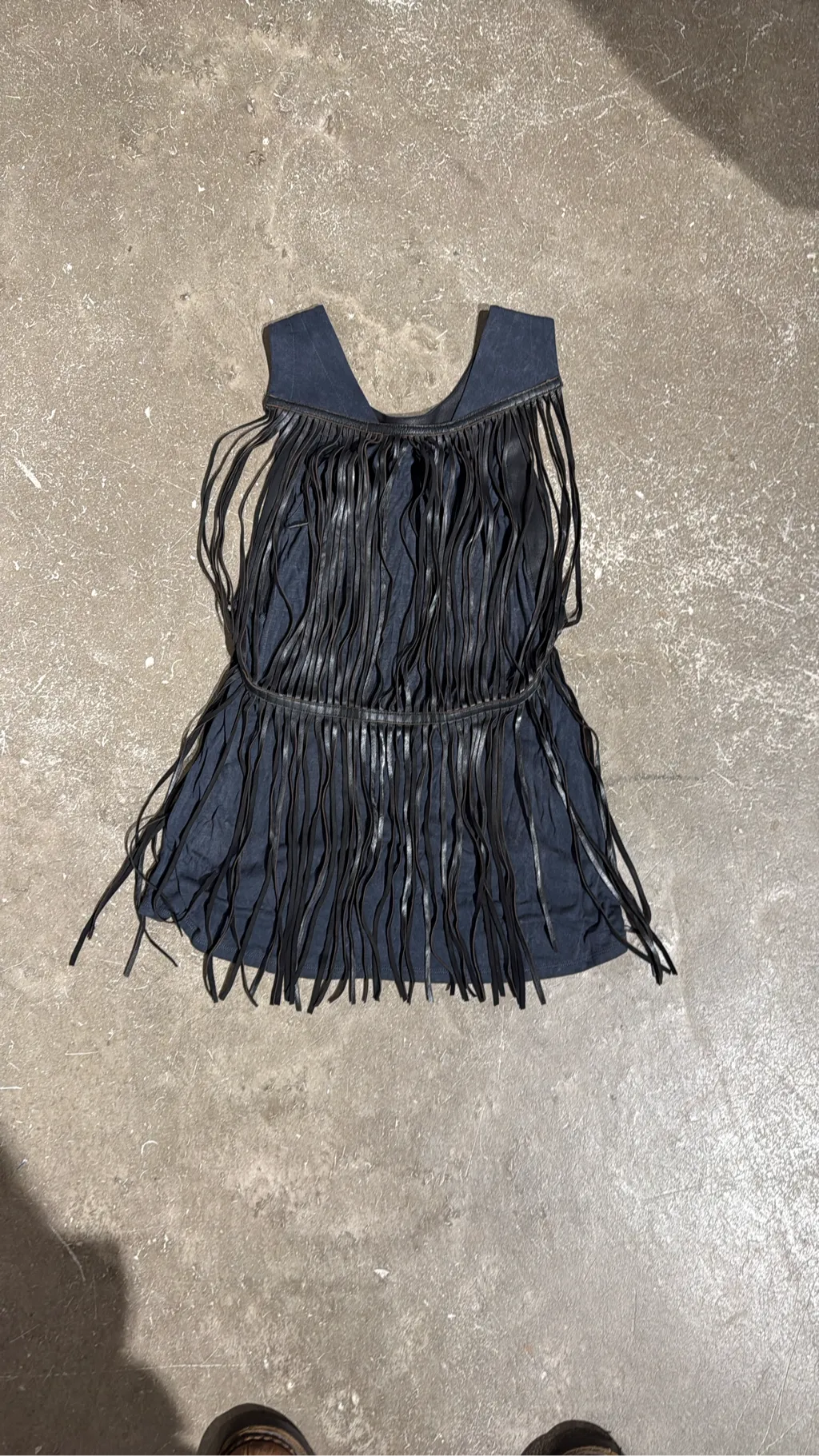 Débardeur Theykens Theory en viscose marine avec franges en cuir de chèvre noir.