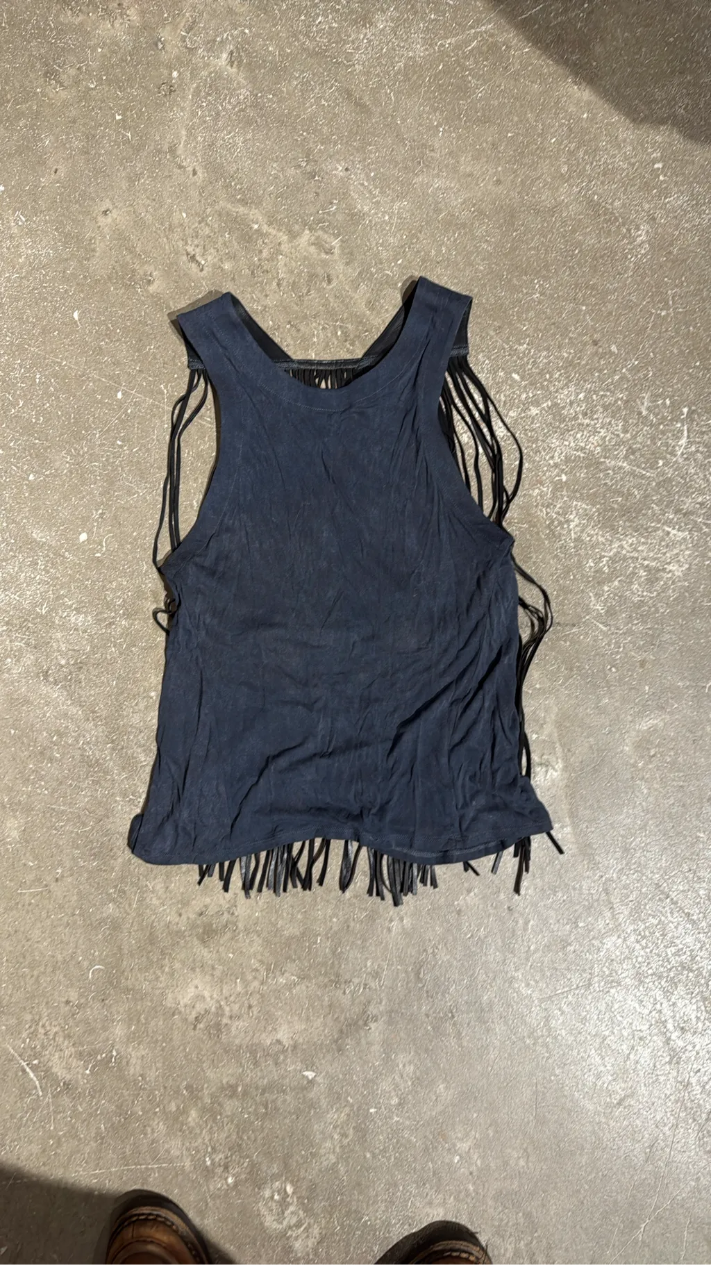 Débardeur Theykens Theory en viscose marine avec franges en cuir de chèvre noir. 2