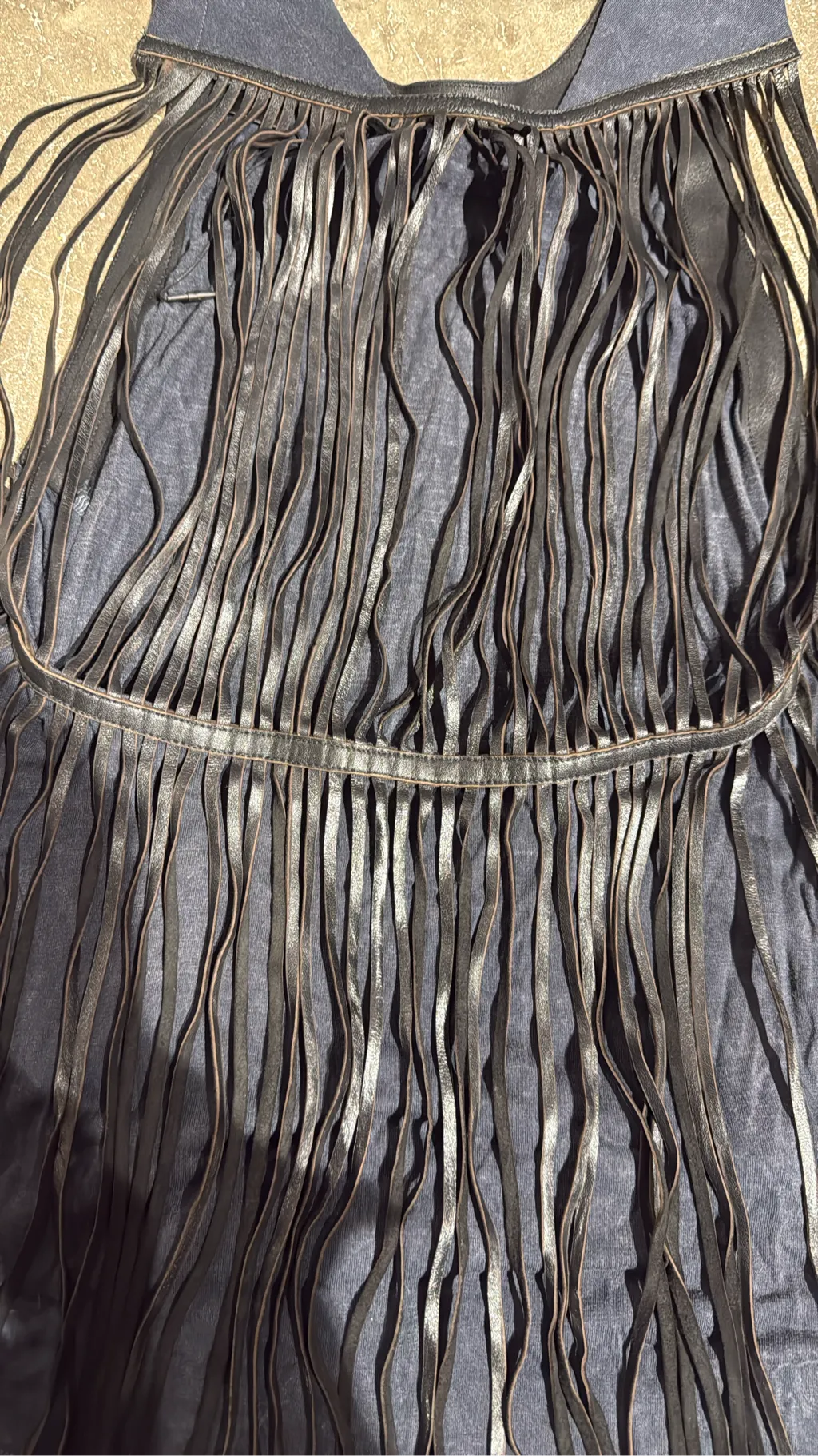 Débardeur Theykens Theory en viscose marine avec franges en cuir de chèvre noir. 3