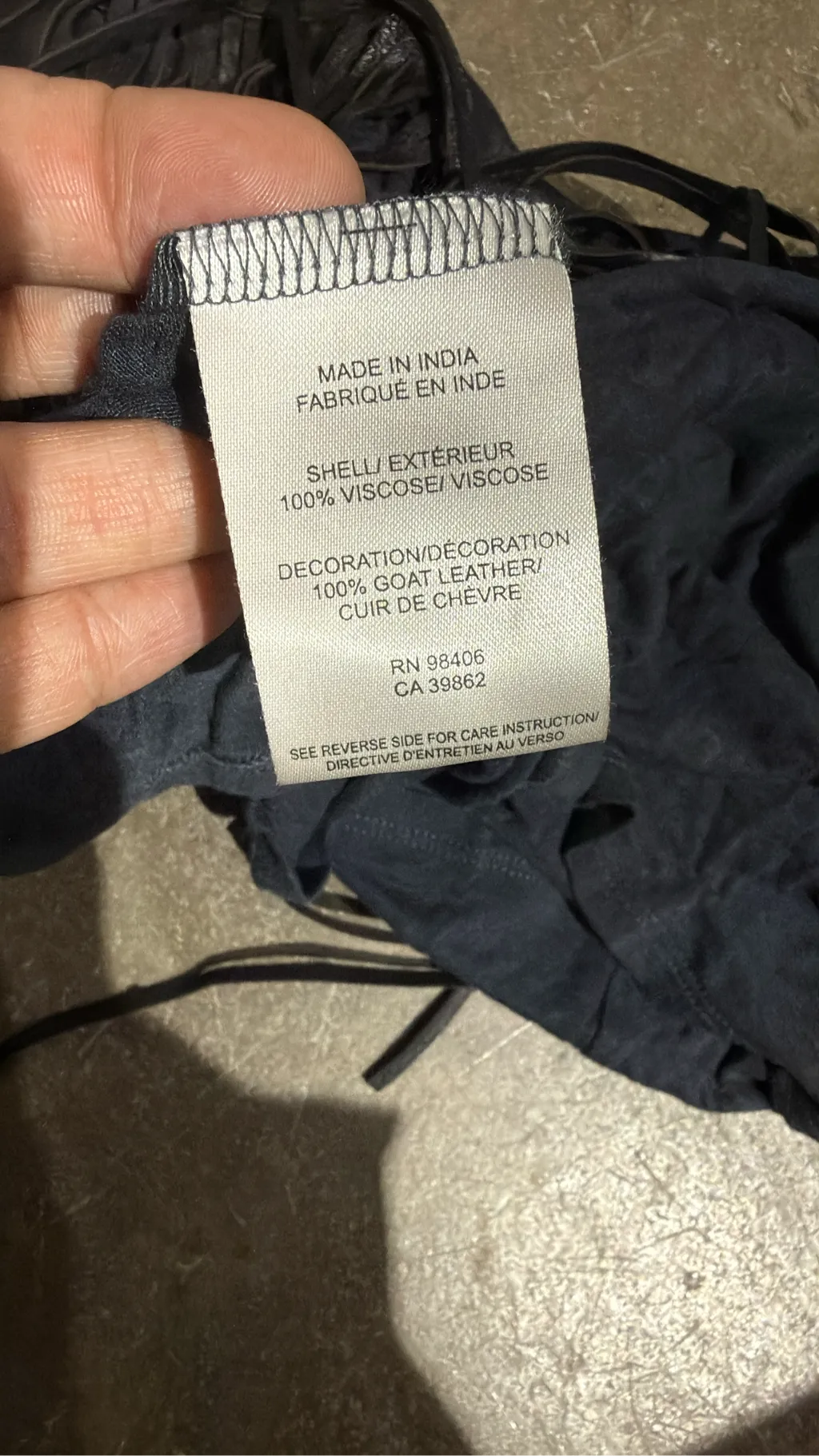Débardeur Theykens Theory en viscose marine avec franges en cuir de chèvre noir. 4