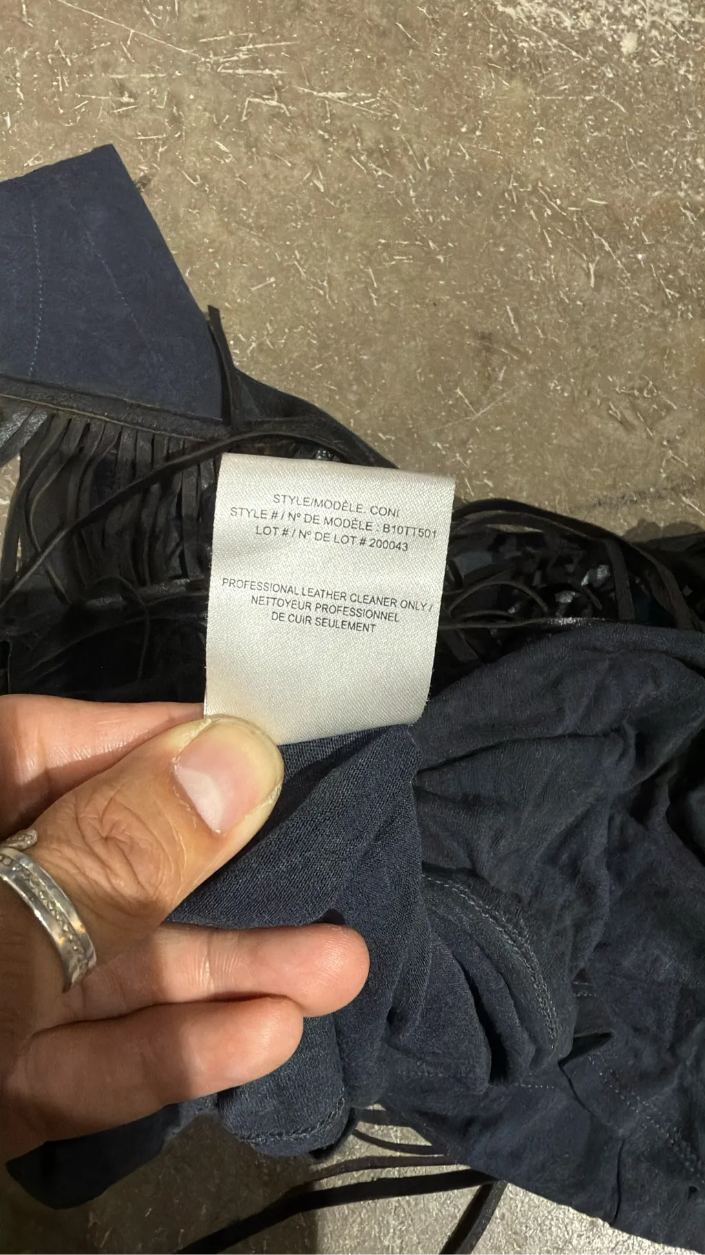 Débardeur Theykens Theory en viscose marine avec franges en cuir de chèvre noir. 5