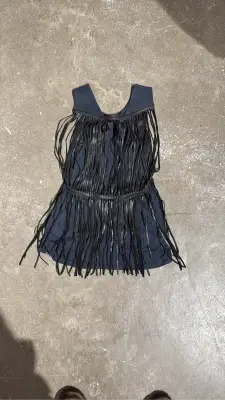 Débardeur Theykens Theory en viscose marine avec franges en cuir de chèvre noir.