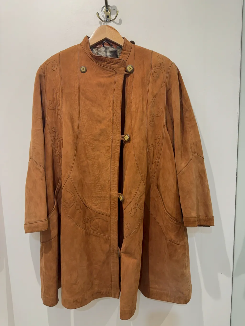 Manteau long en daim camel avec col en cuir marron et broderies décoratives. 2