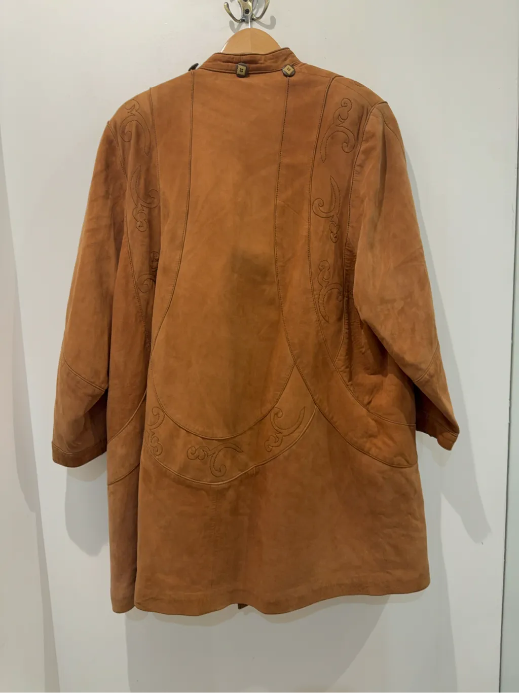 Manteau long en daim camel avec col en cuir marron et broderies décoratives. 3