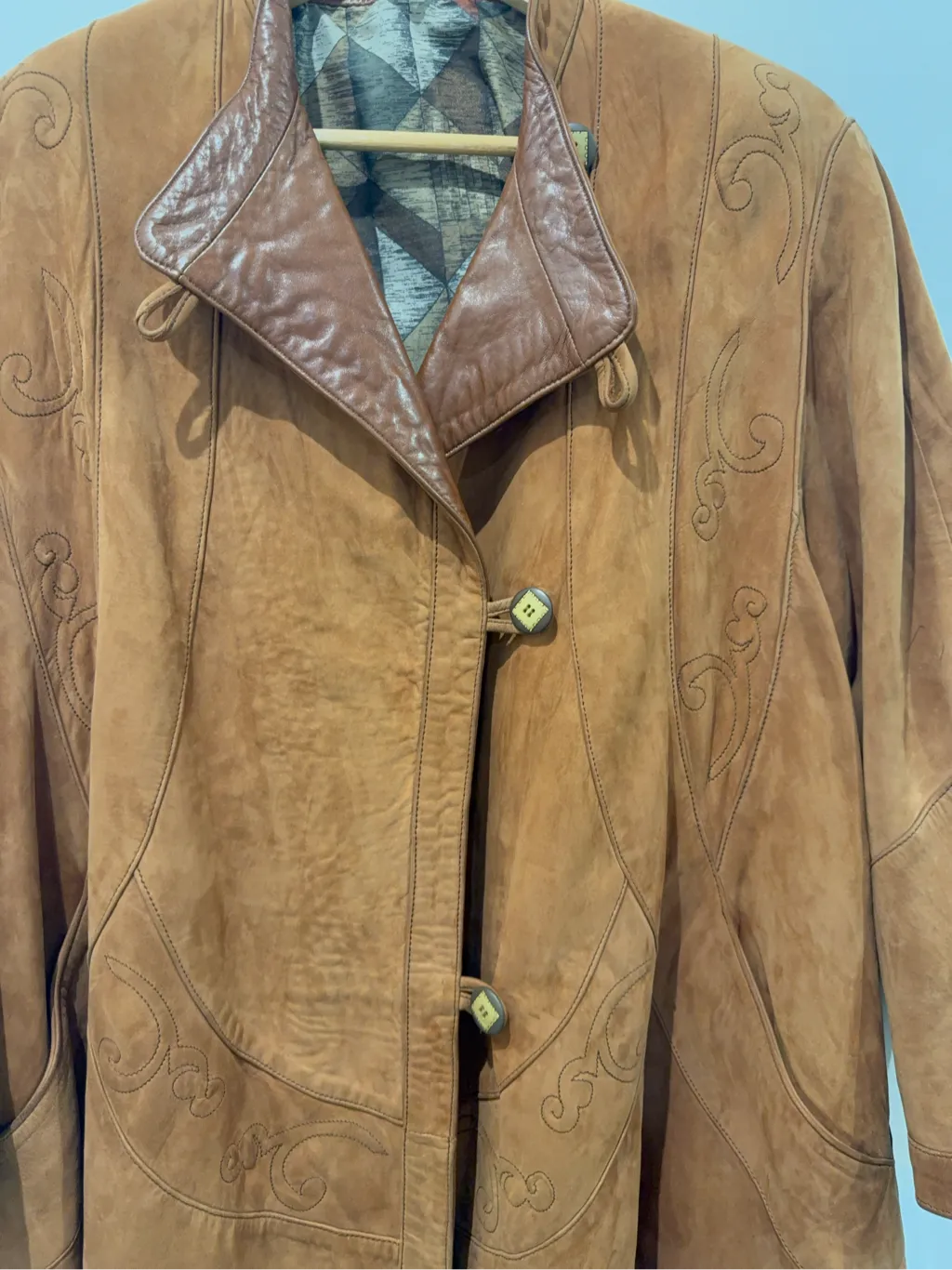 Manteau long en daim camel avec col en cuir marron et broderies décoratives. 4