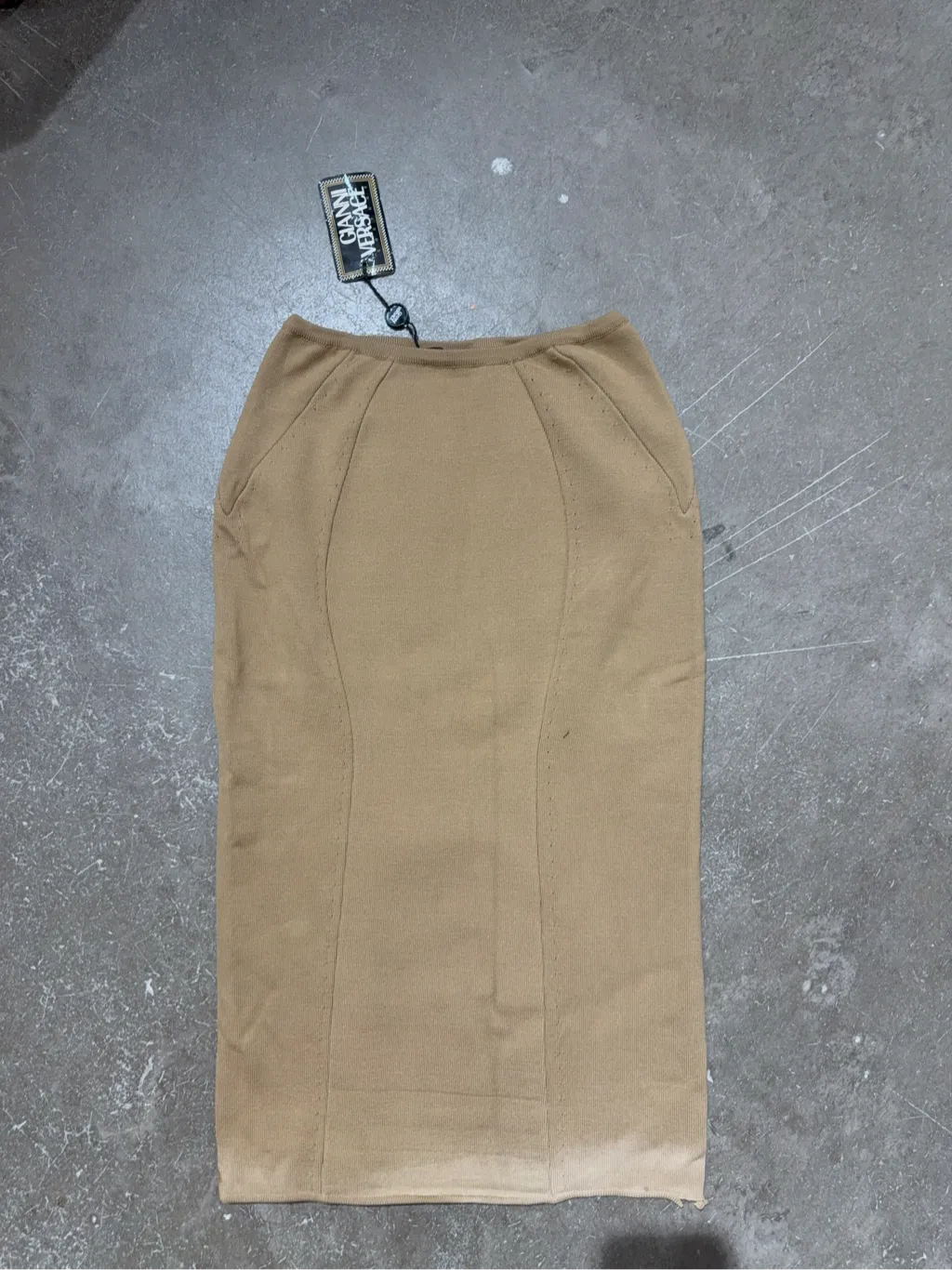 Jupe crayon en maille camel de la marque Gianni Versace Couture, neuve avec étiquettes. 3