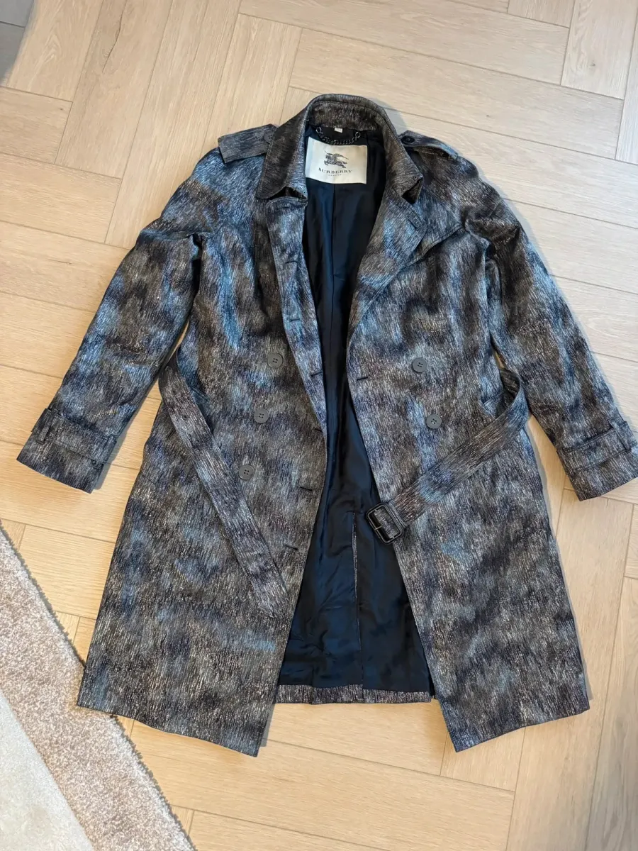 Burberry coat, an iconic piece from the British house. Very good condition. Size L (40). 2