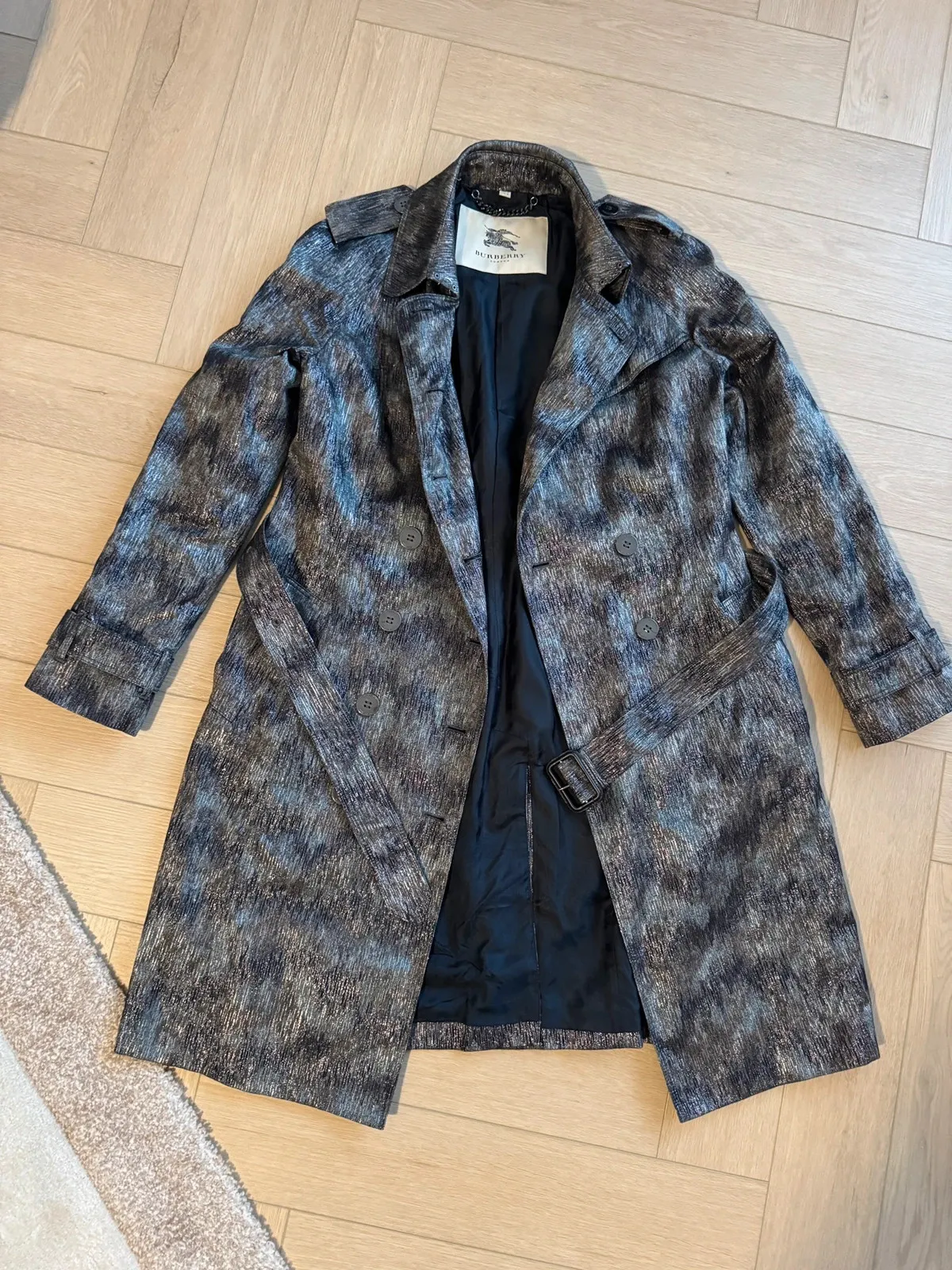 Burberry coat, an iconic piece from the British house. Very good condition. Size L (40).