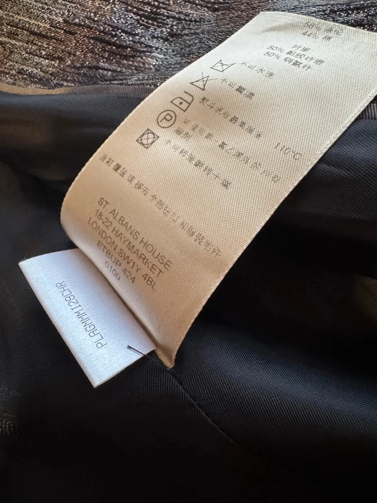 Burberry coat, an iconic piece from the British house. Very good condition. Size L (40). 7