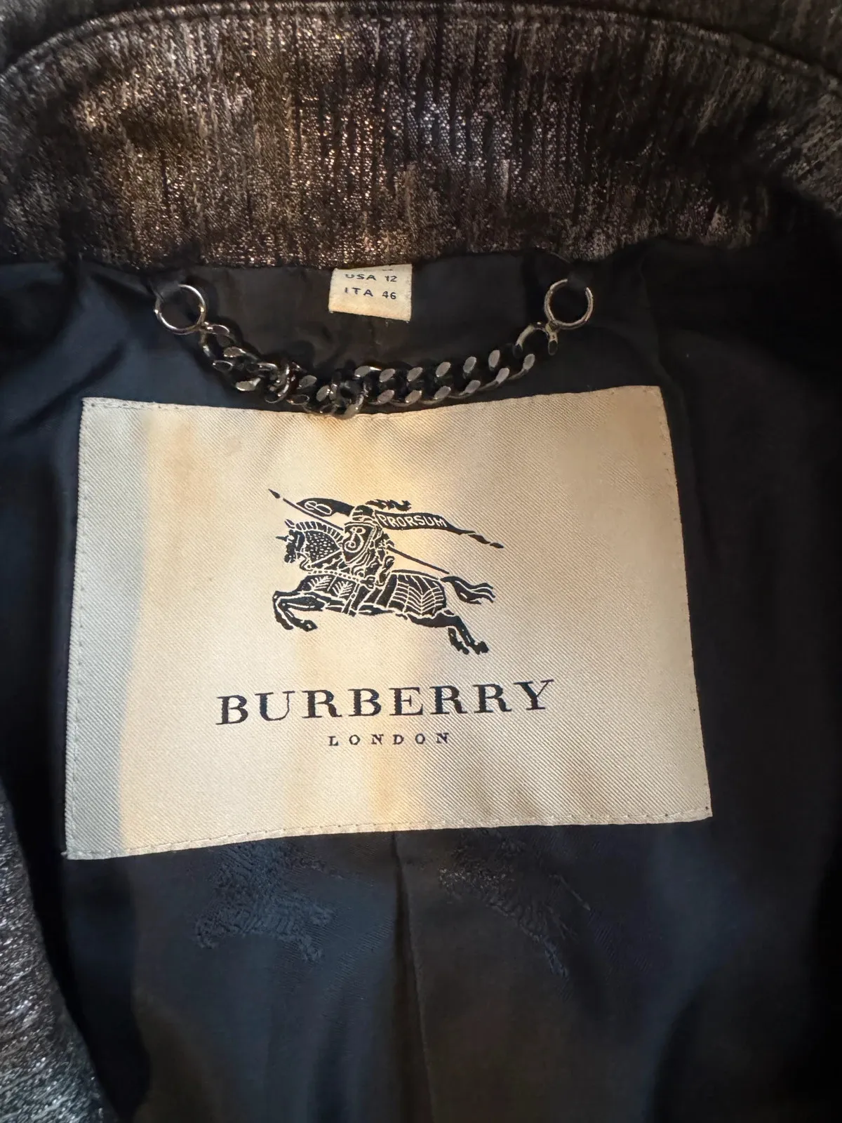 Burberry coat, an iconic piece from the British house. Very good condition. Size L (40). 3