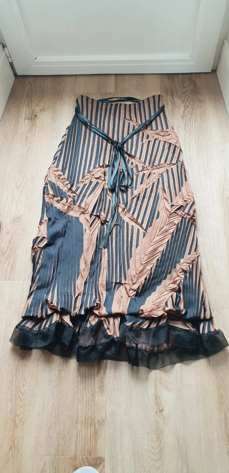 Long skirt with a side zip.
Length 96 cm. 1