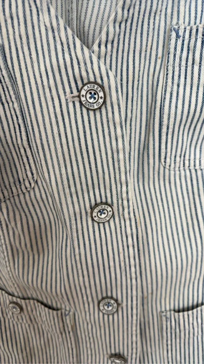 Gilet sans manches en coton rayé blanc et bleu de la marque Lauren Jeans Co. avec boutons logotés et poches à rabat. 4