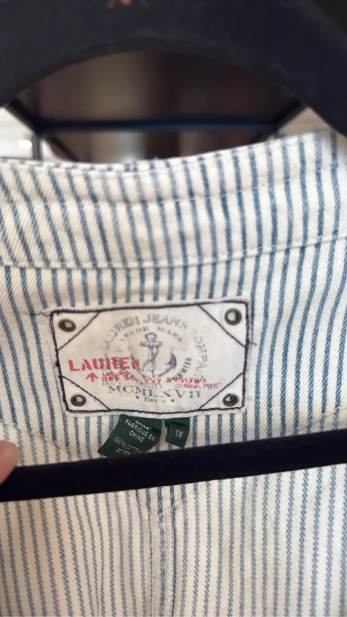 Gilet sans manches en coton rayé blanc et bleu de la marque Lauren Jeans Co. avec boutons logotés et poches à rabat. 3