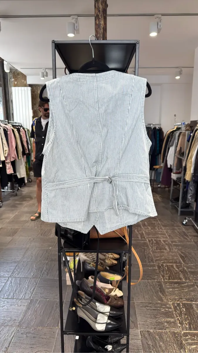 Gilet sans manches en coton rayé blanc et bleu de la marque Lauren Jeans Co. avec boutons logotés et poches à rabat. 5