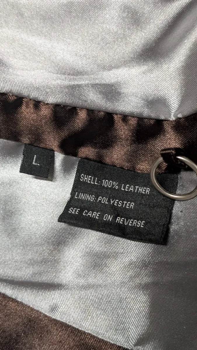 Bonjour,
Je vends cette magnifique veste en cuir taille L excellent état très peu portée, multiples poches avec zip et fermeture zippée. Haute qualité.
Envoi rapide et très soigné
#loview #view #vestecuirfemme #taillelfemme 3