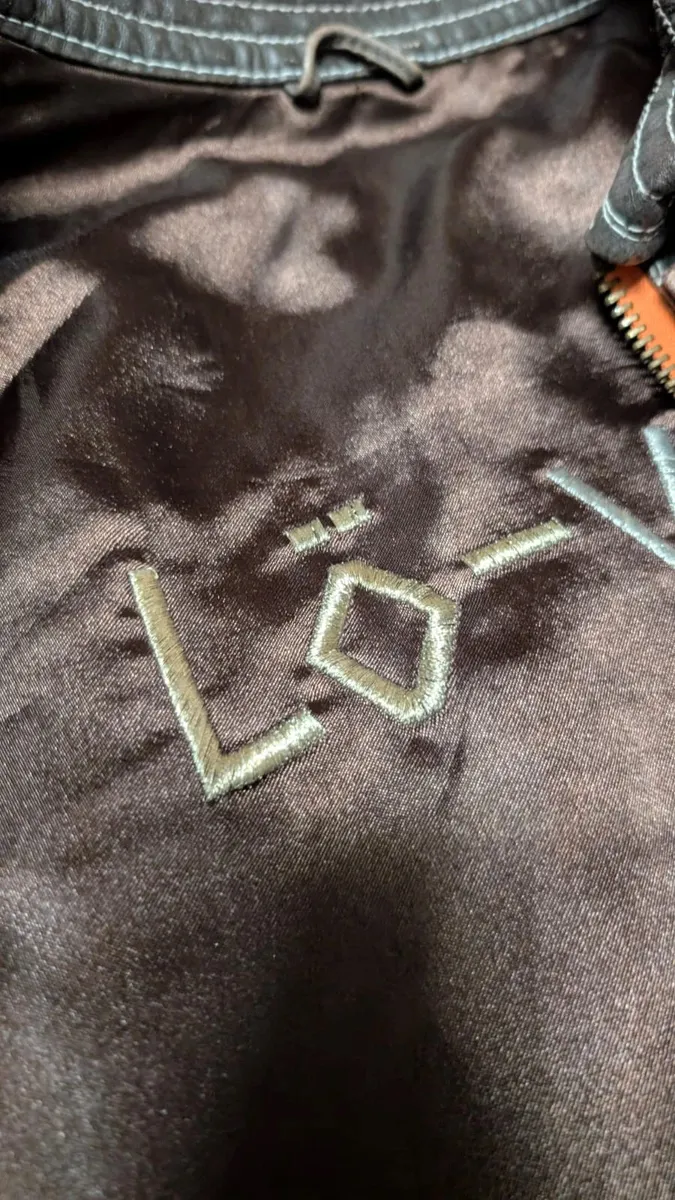 Bonjour,
Je vends cette magnifique veste en cuir taille L excellent état très peu portée, multiples poches avec zip et fermeture zippée. Haute qualité.
Envoi rapide et très soigné
#loview #view #vestecuirfemme #taillelfemme 9