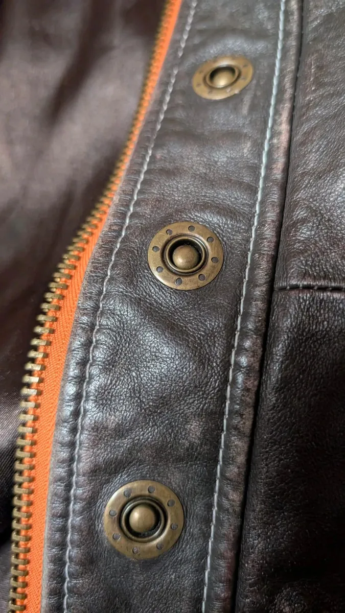 Bonjour,
Je vends cette magnifique veste en cuir taille L excellent état très peu portée, multiples poches avec zip et fermeture zippée. Haute qualité.
Envoi rapide et très soigné
#loview #view #vestecuirfemme #taillelfemme 7