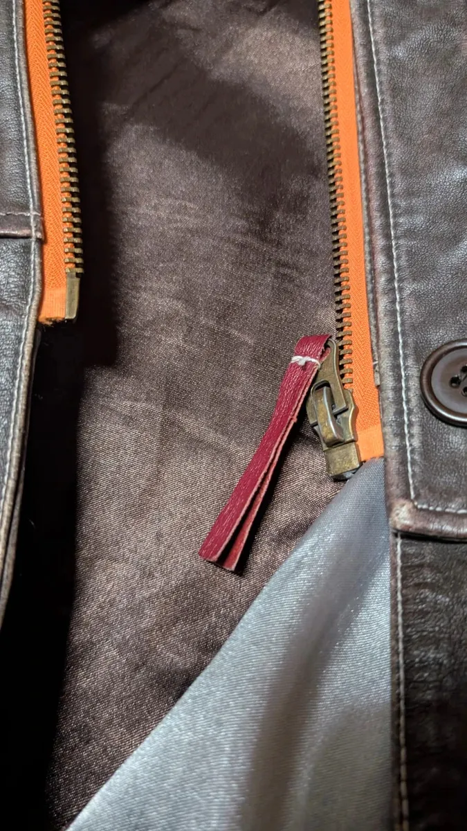 Bonjour,
Je vends cette magnifique veste en cuir taille L excellent état très peu portée, multiples poches avec zip et fermeture zippée. Haute qualité.
Envoi rapide et très soigné
#loview #view #vestecuirfemme #taillelfemme 8
