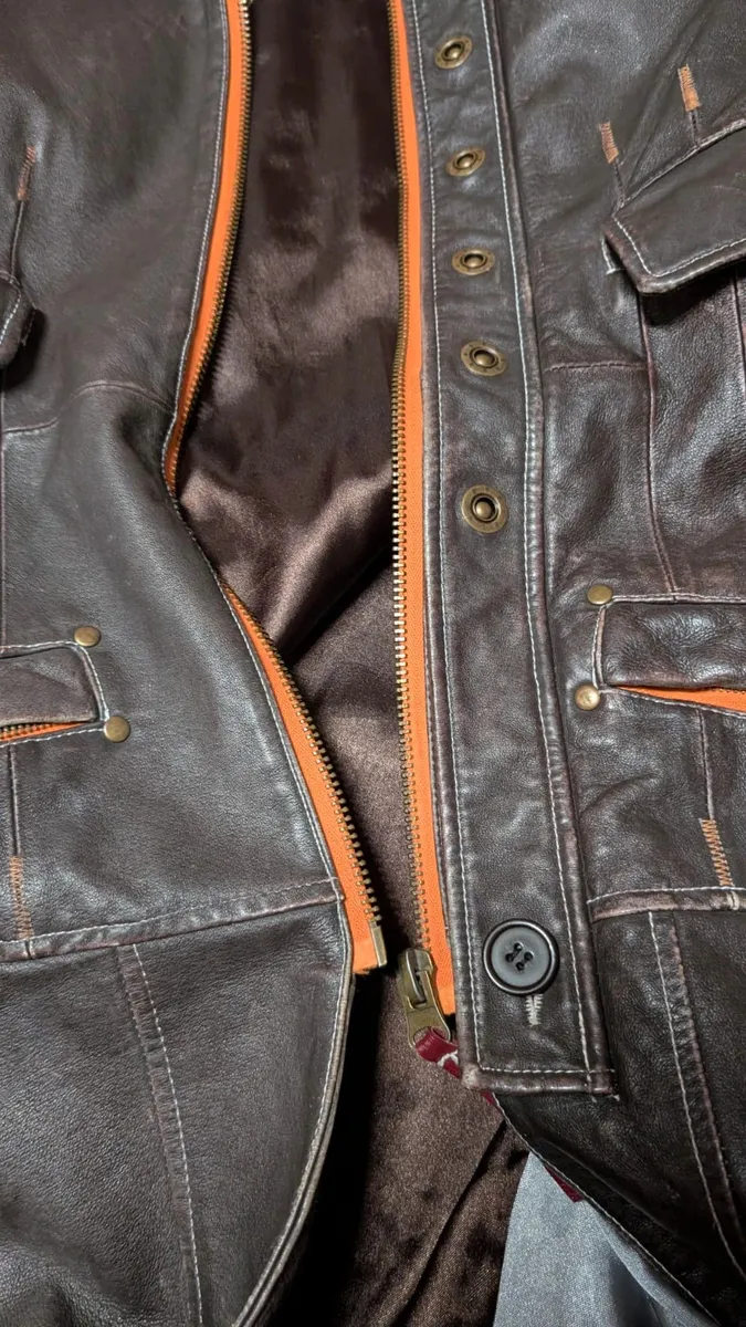 Bonjour,
Je vends cette magnifique veste en cuir taille L excellent état très peu portée, multiples poches avec zip et fermeture zippée. Haute qualité.
Envoi rapide et très soigné
#loview #view #vestecuirfemme #taillelfemme 6