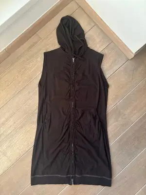 robe gilet long sans manches avec capuche MFG