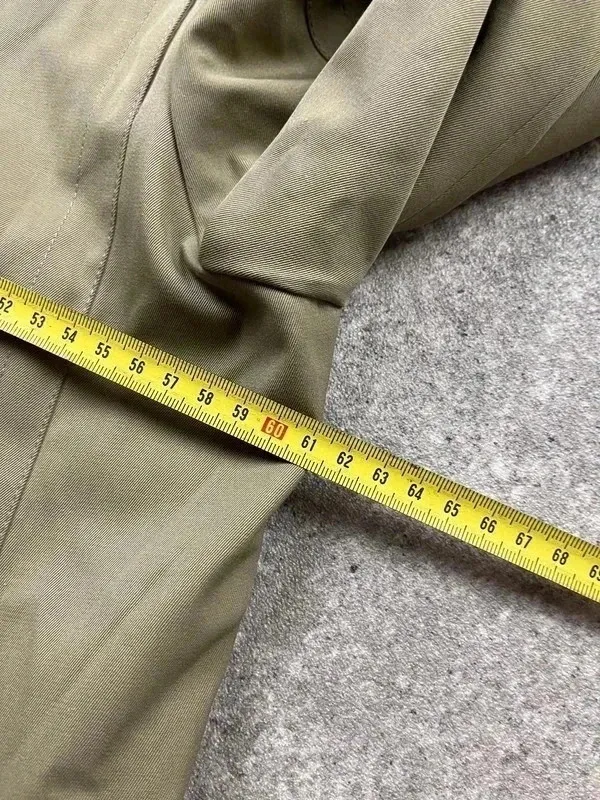 Doublure élégante, style chic et minimaliste, confortable au dessus d'un costume 11