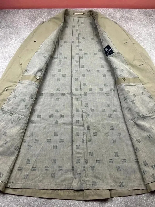 Doublure élégante, style chic et minimaliste, confortable au dessus d'un costume 5