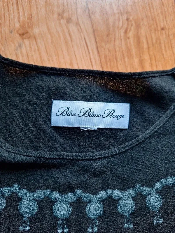 Bleu Blanc Rouge Y2K vintage mesh top. No size tag but fits like an L or XL. Great general state except for a pulled thread at the back on the right shoulder — see last picture.
Vintage Bleu Blanc Rouge Made In France Haut Chemise Imprimé Bijoux Pampilles Gipsy Boho Maximaliste Y2K 90s 2000 Années 2000 Archive Fashion Folk Ethnique Retro Luxe Vintage Colorful Rare Coquette Grunge Fairy Hippie Chic Bohemian Ornament Mosaic Tassels Designer Drapé Aesthetic Streetwear Indochine Style Psychédélique René Derhy Kookaï Morgan Xanaka Save The Queen 3