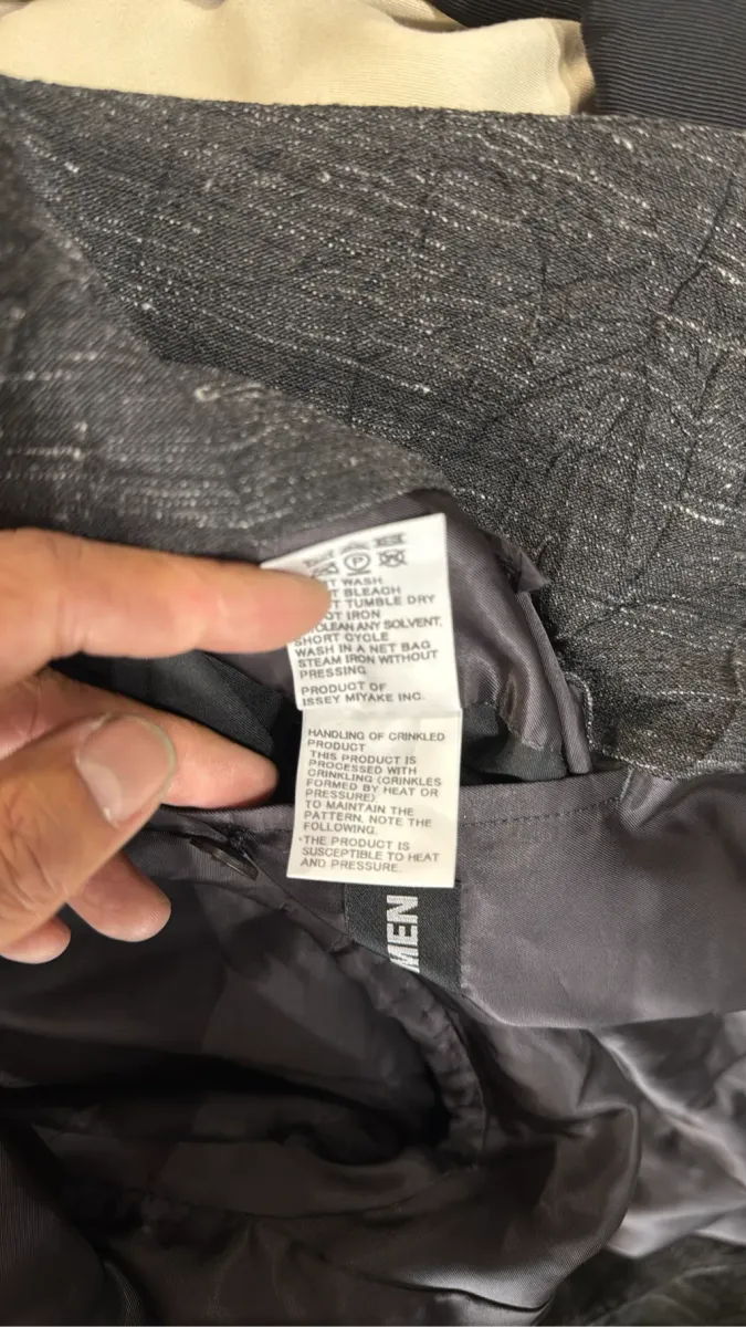 Veste blazer gris foncé texturée sans col avec deux boutons, fabriquée au Japon. 8