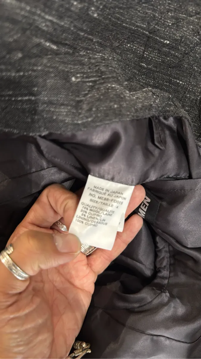 Veste blazer gris foncé texturée sans col avec deux boutons, fabriquée au Japon. 6